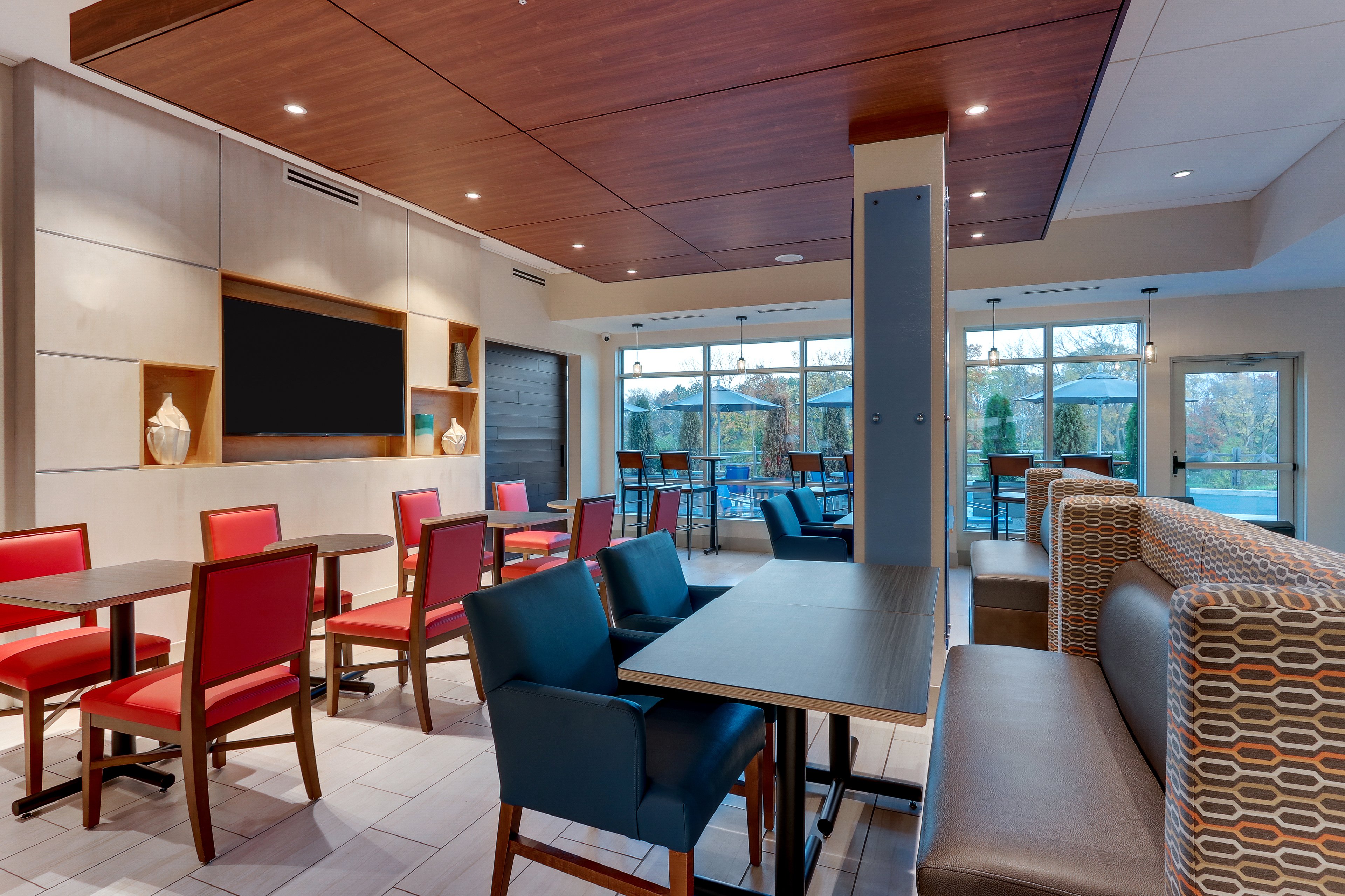 Holiday Inn Express Suites Middletown Goshen 54/71
