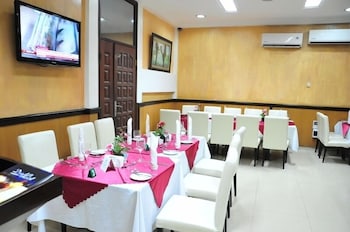 Airport West Hotel 72/75