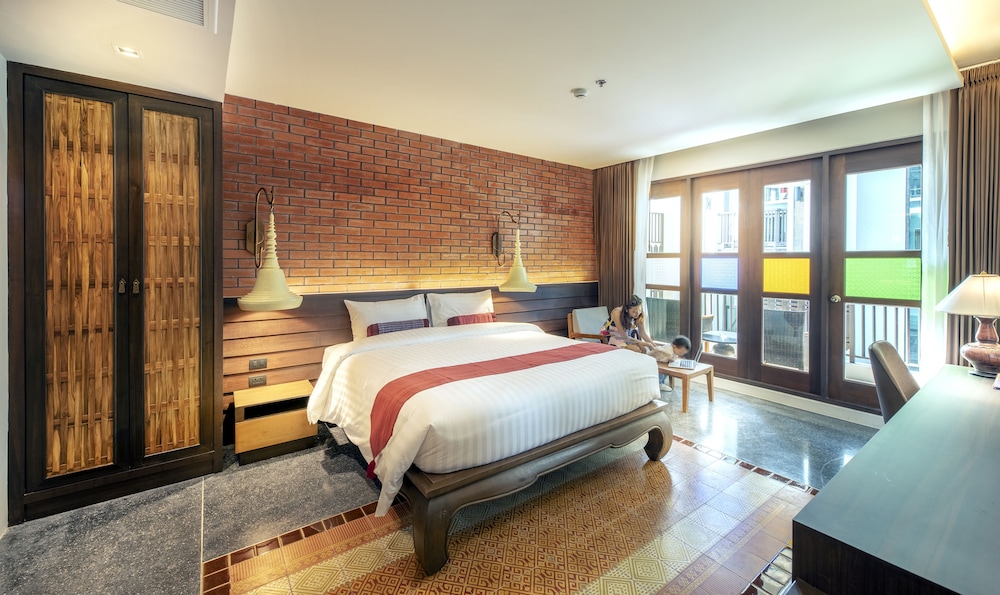 SUPERIOR POOL VIEW KING BED