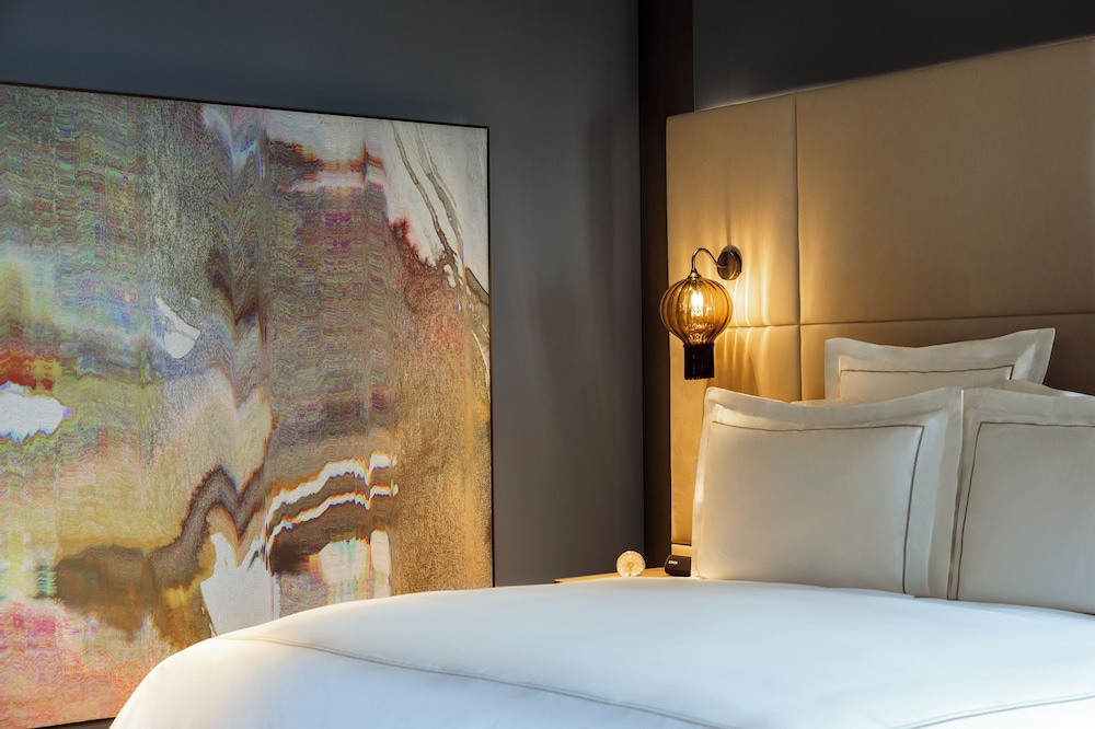 House, King Bed