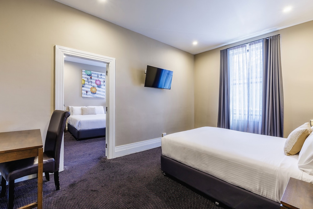 جناح بسريرين كوين، Royal Exhibition Hotel 3/4