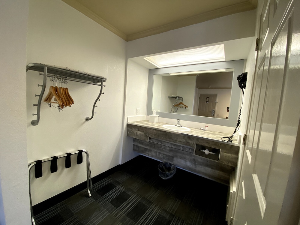 BridgePoint Inn Daly City 23/39