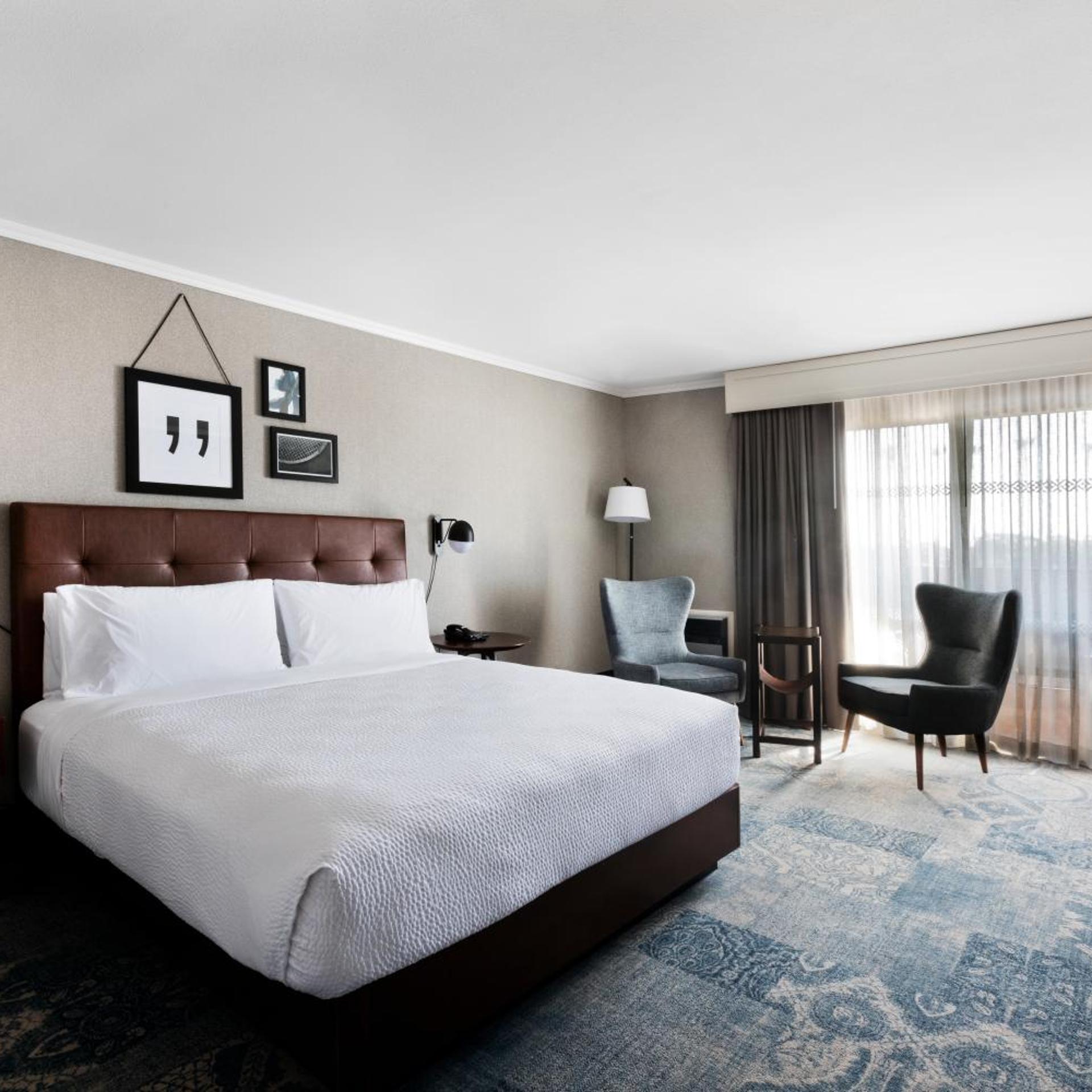 Suite, King Bed, Partial Harbour View, Balcony