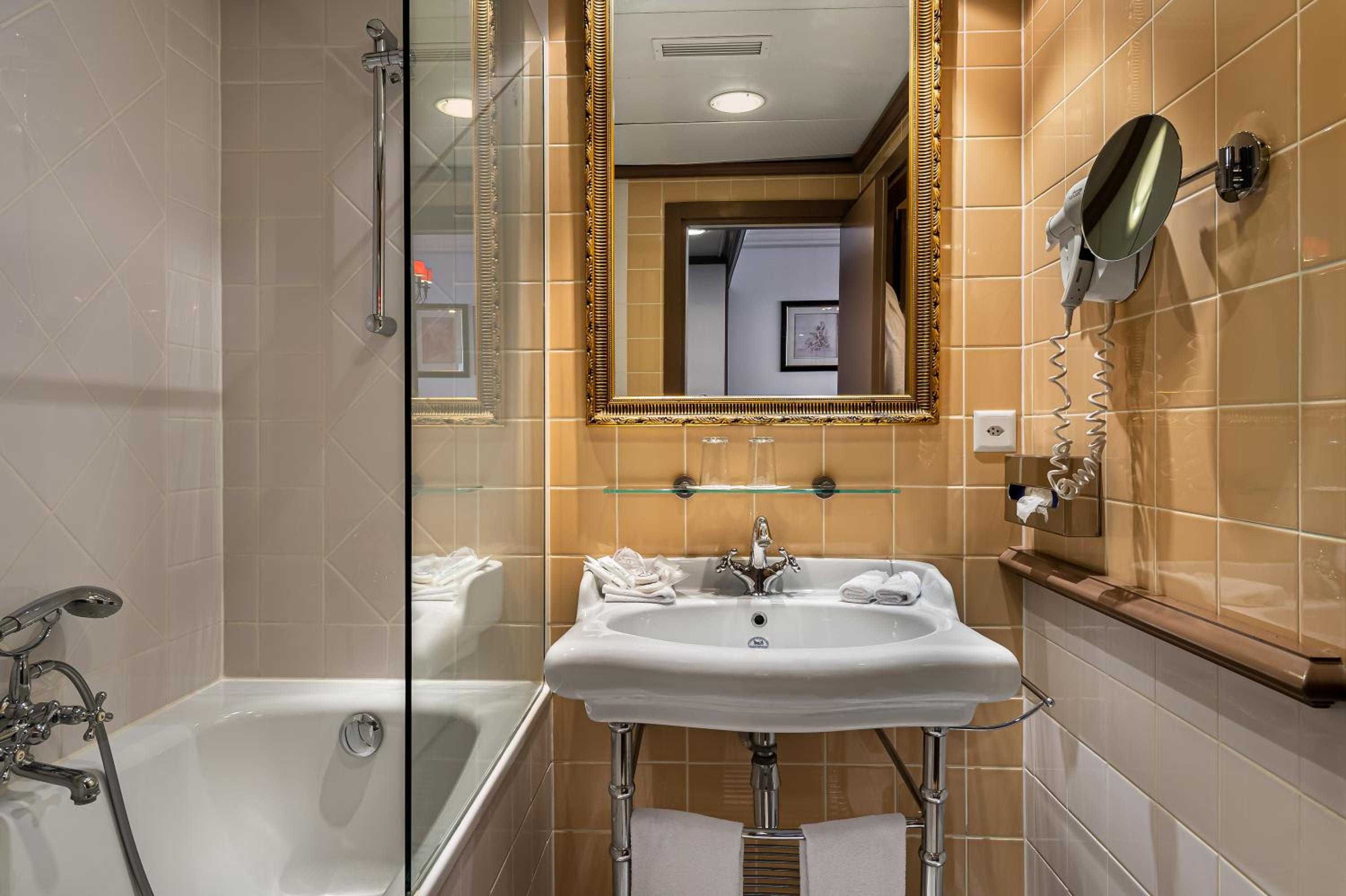 غرفة كلاسيكية مفردة، Royal Manotel 11/12