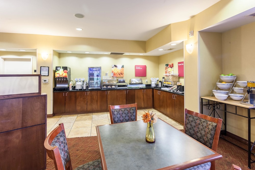 Comfort Suites East 31/42