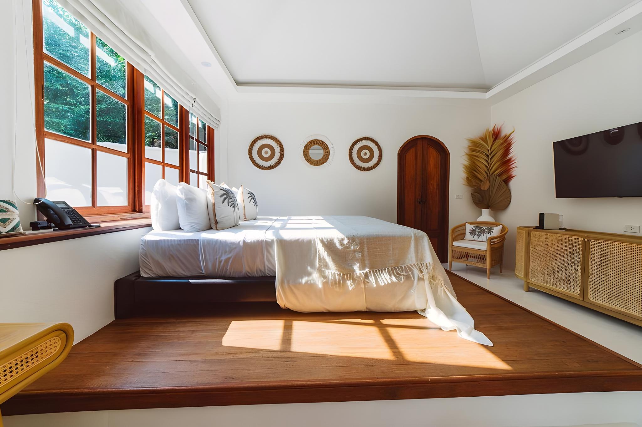 1 Bedroom, Deluxe, Suite, King Bed, Partial Sea View