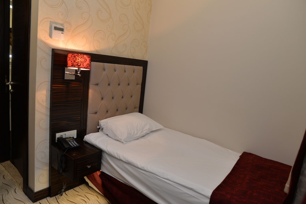 Golden Siyav Hotel 34/75