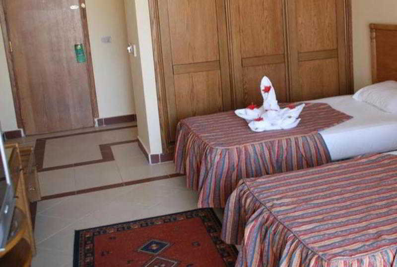 غرفة بسرير مزدوج بإطلالة على المسبح