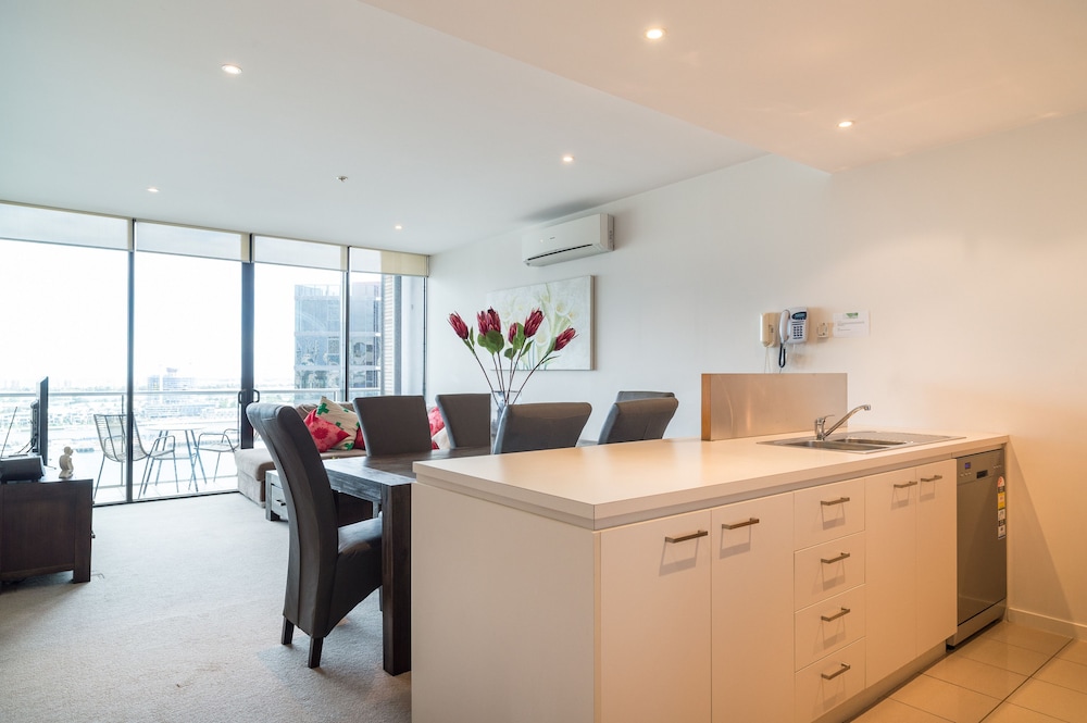 Akom Docklands 5/50