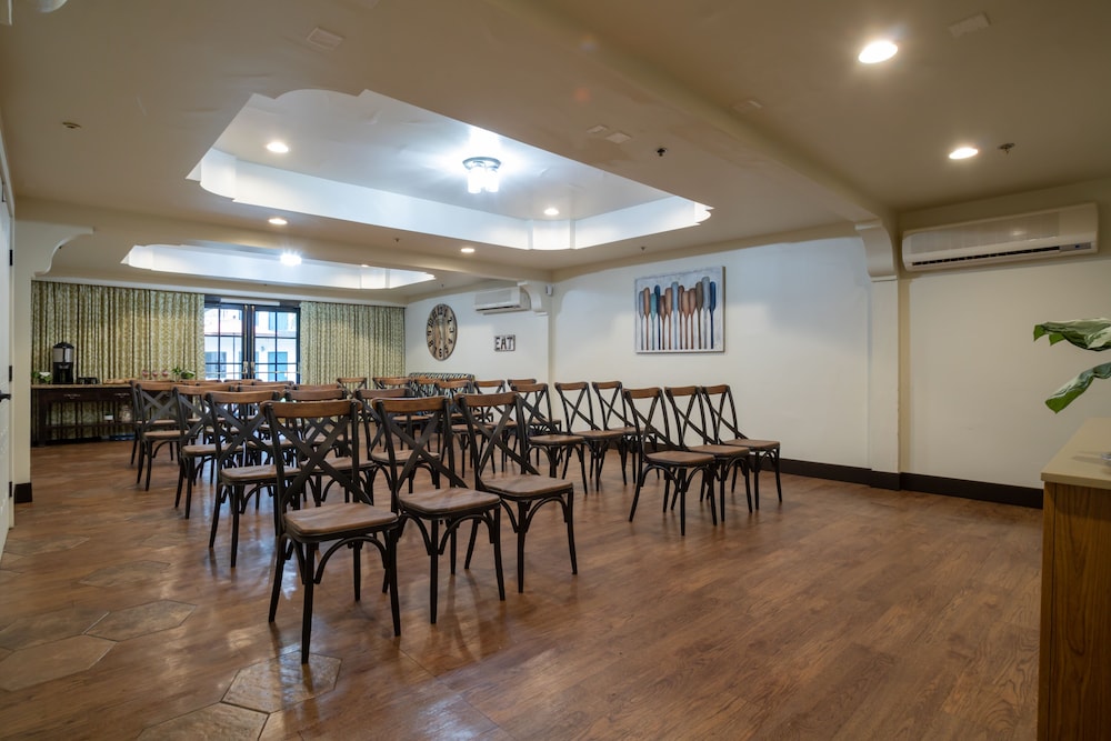 Oxford Suites Pismo Beach 24/35