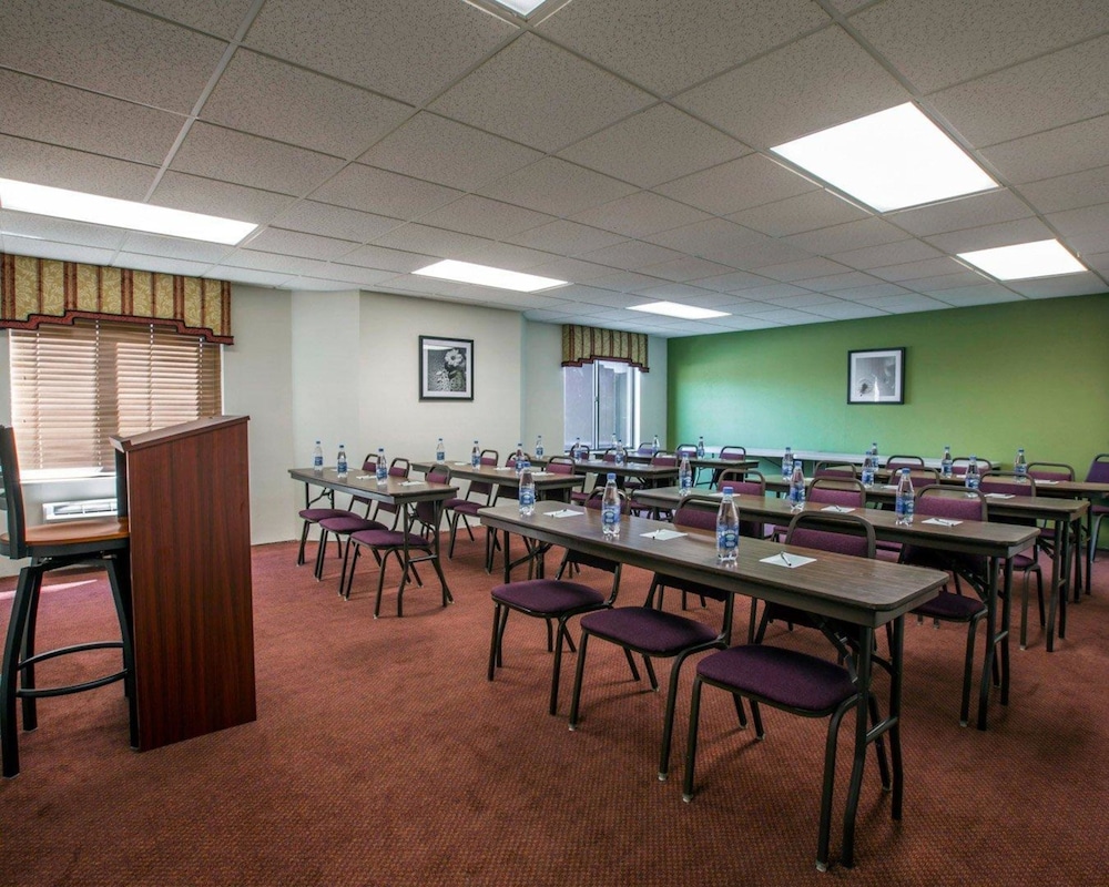Clarion Pointe Sevierville-Pigeon Forge 35/43