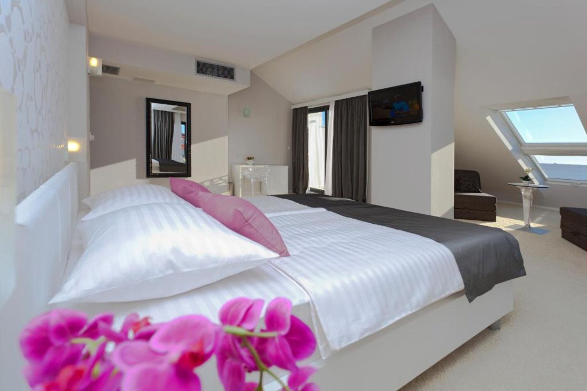 Life, Suite, Queen Bed, Sea Front, 2 Sofa