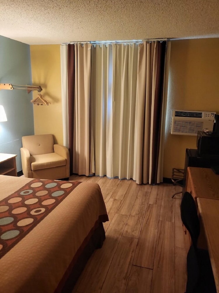 Super 8 By Wyndham Raton 10/25