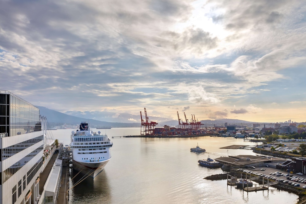 Fairmont Waterfront 68/72
