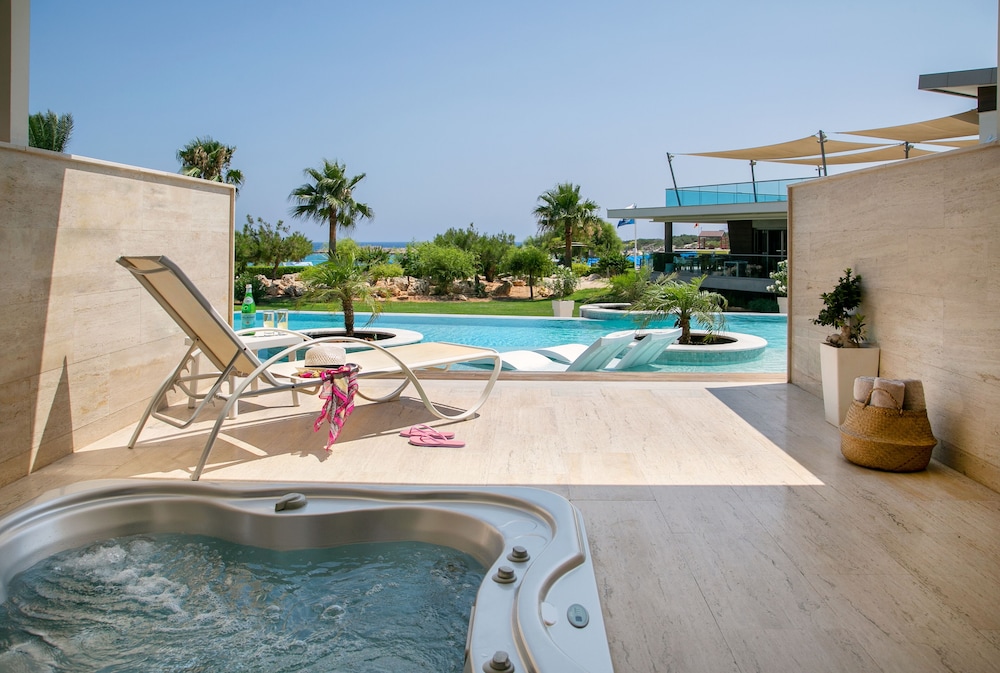 Asterias Beach Hotel 37/62
