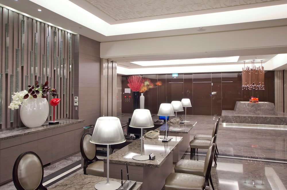 CHECK inn SELECT Taichung Dadun 34/48