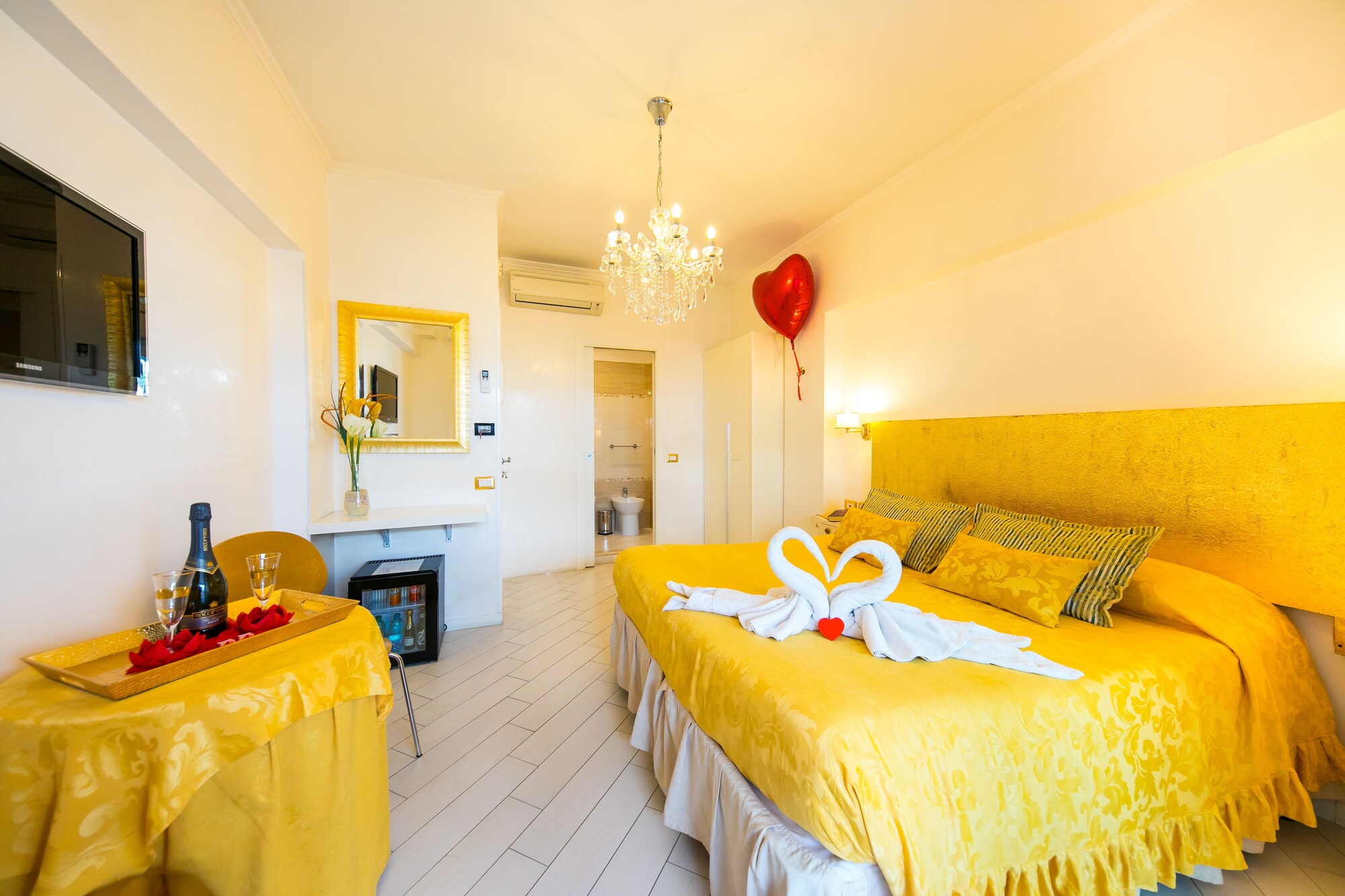 SUITE, EXTERNAL JETTED TUB, TERRACE