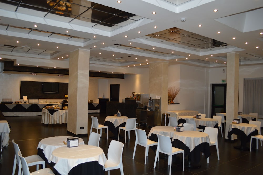 Canadian Hotel 13/15