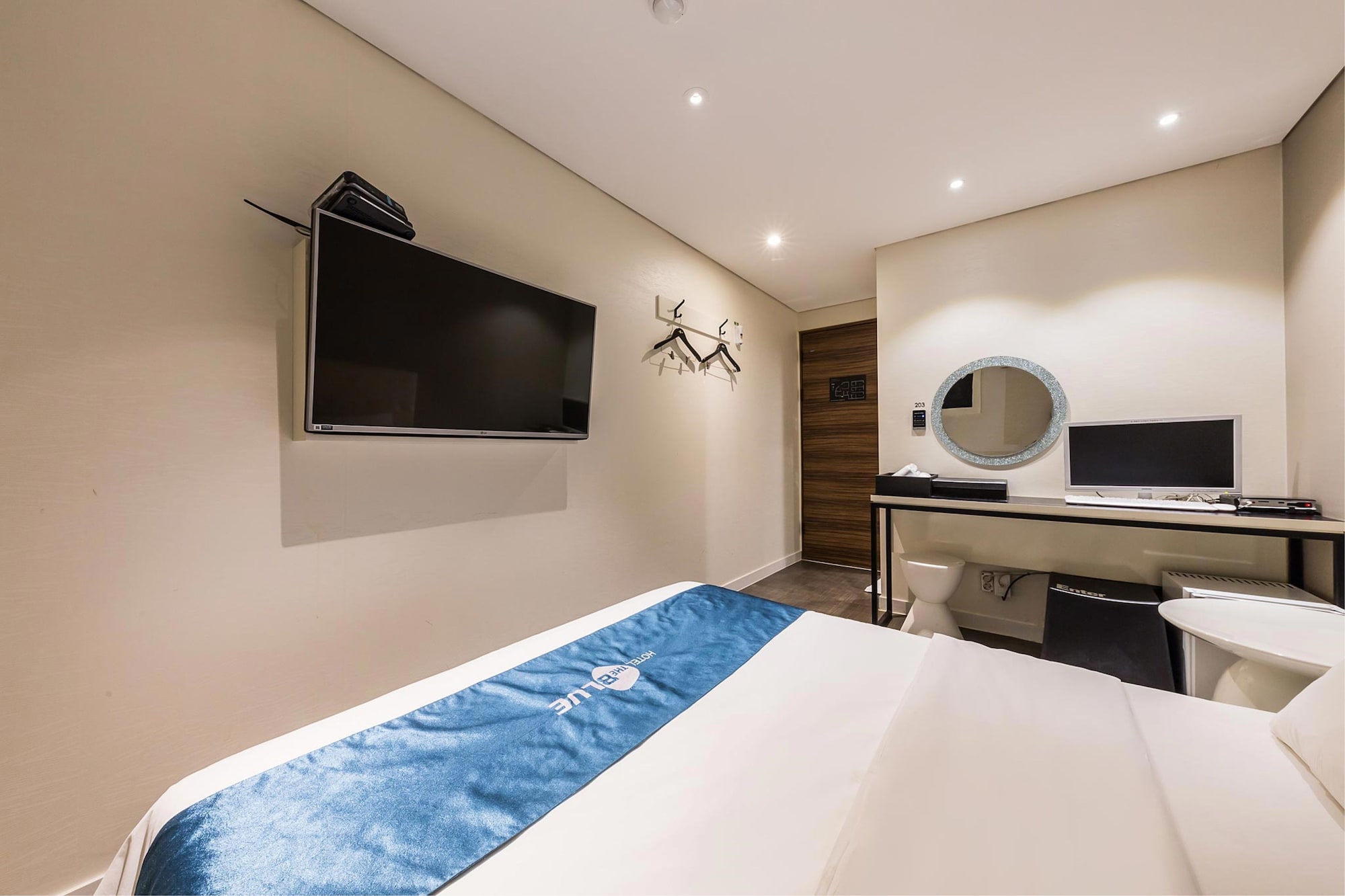 STANDARD, QUEEN BED, PRIVATE BATHROOM, SMOKING