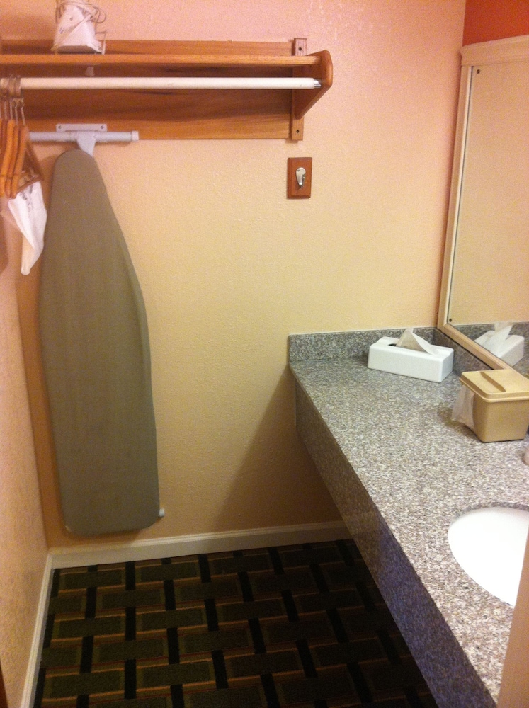 West Bank Inn 24/60