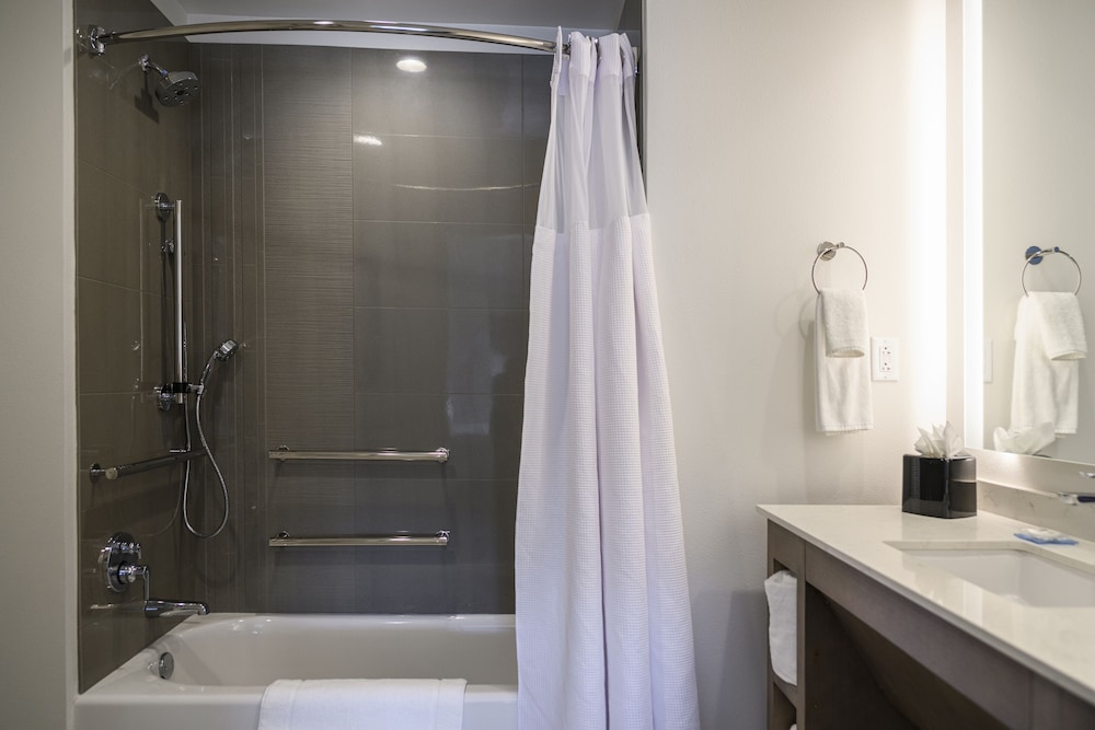 Hyatt Place Indianapolis / Fishers 65/69