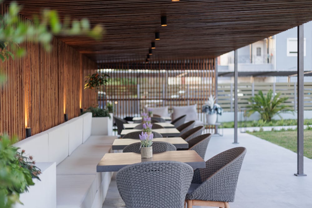 V Luxury Suites 35/50