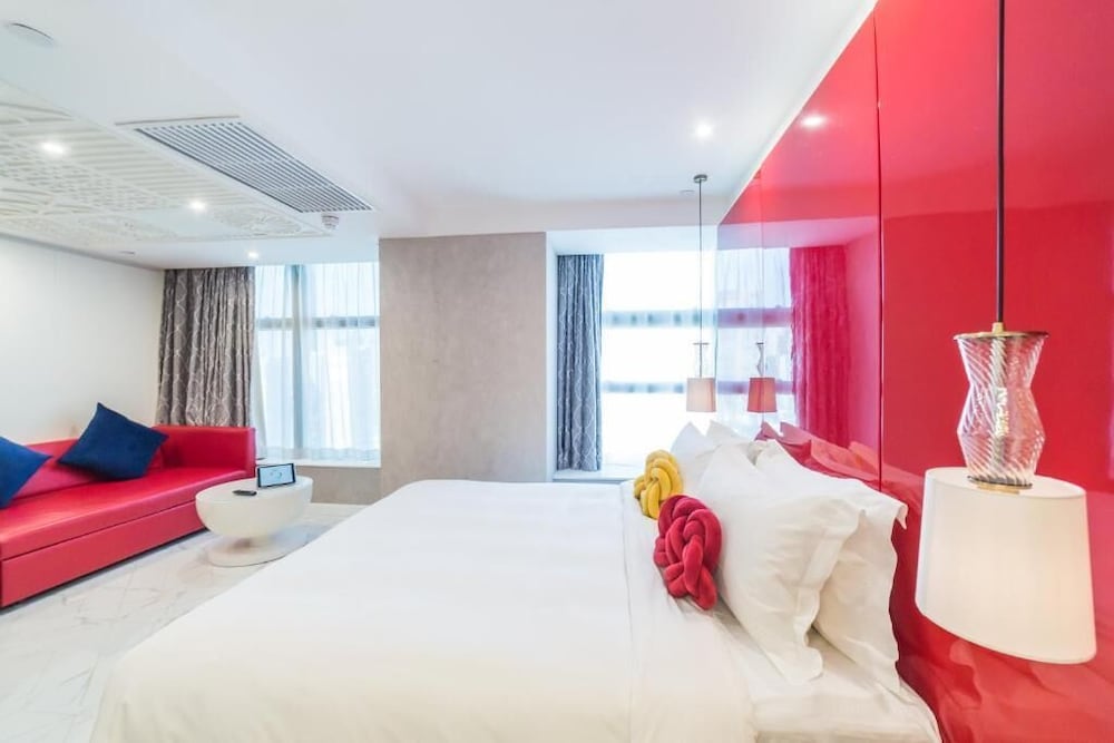 East, Family, King Bed, Sofa