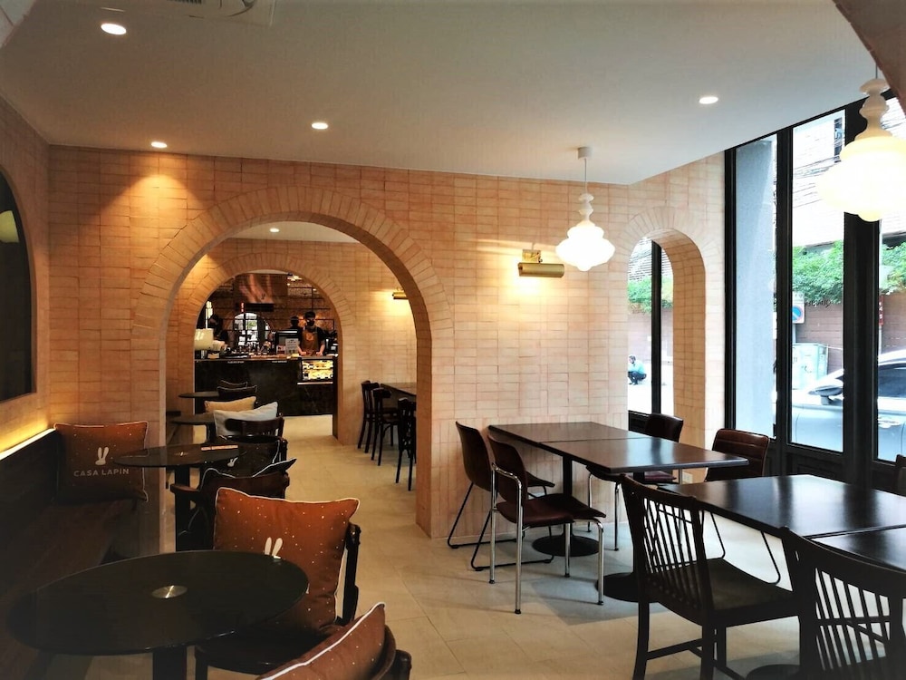 The Quarter Ploenchit by UHG 38/50