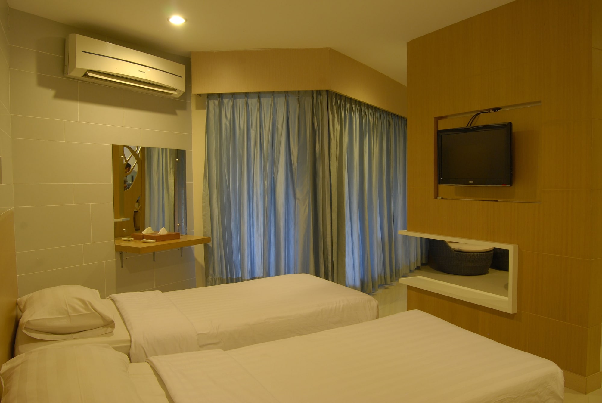 EXECUTIVE, SUITE, GROUND FLOOR