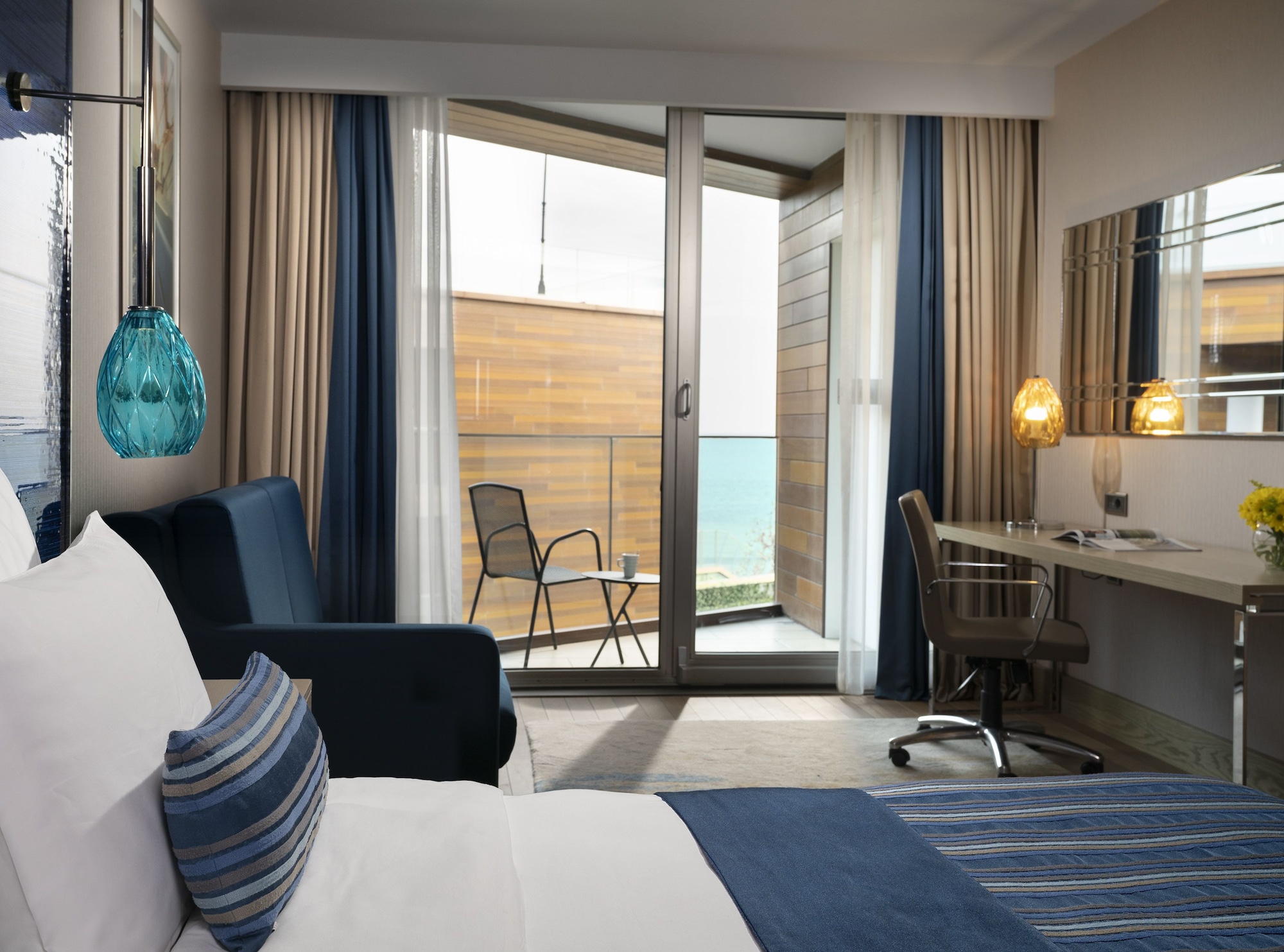 Premium, Twin Beds, Lateral Side Sea View, Sofa, Crowne Plaza Istanbul - Florya 3/10