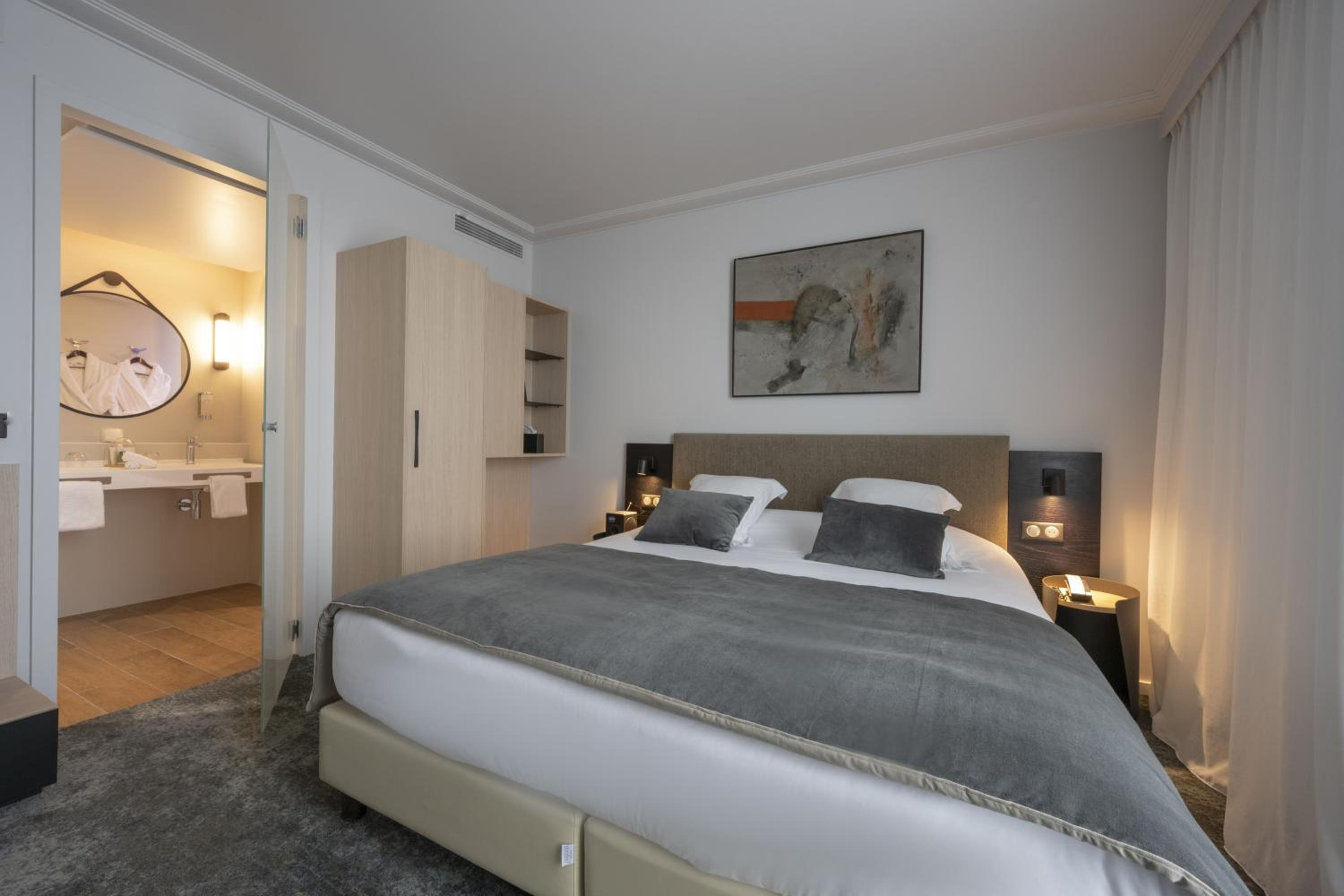 Suite, King Bed, Sofa, Terrace