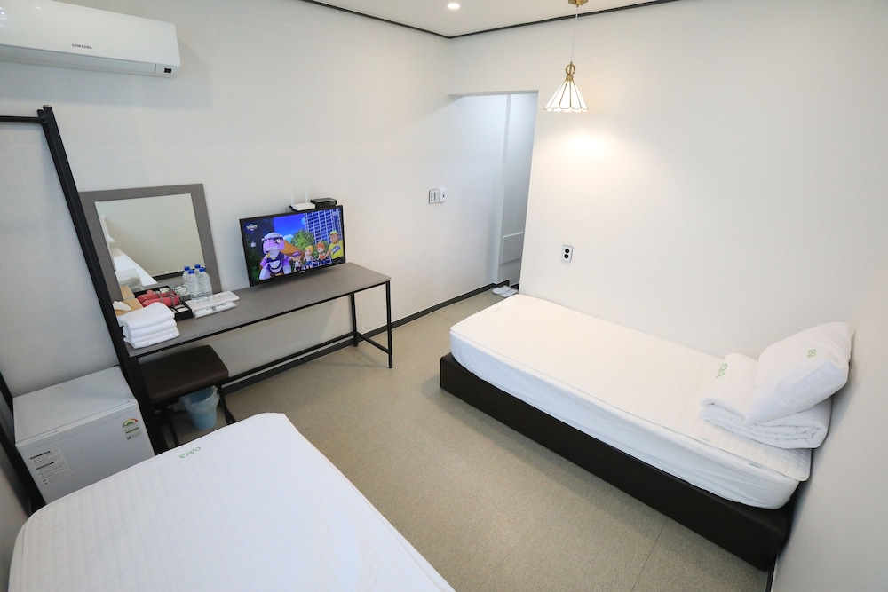 ROOM, TWIN BEDS