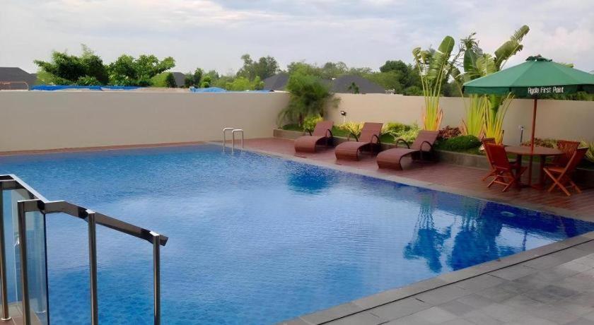 Ayola First Point Hotel Pekanbaru 24/48