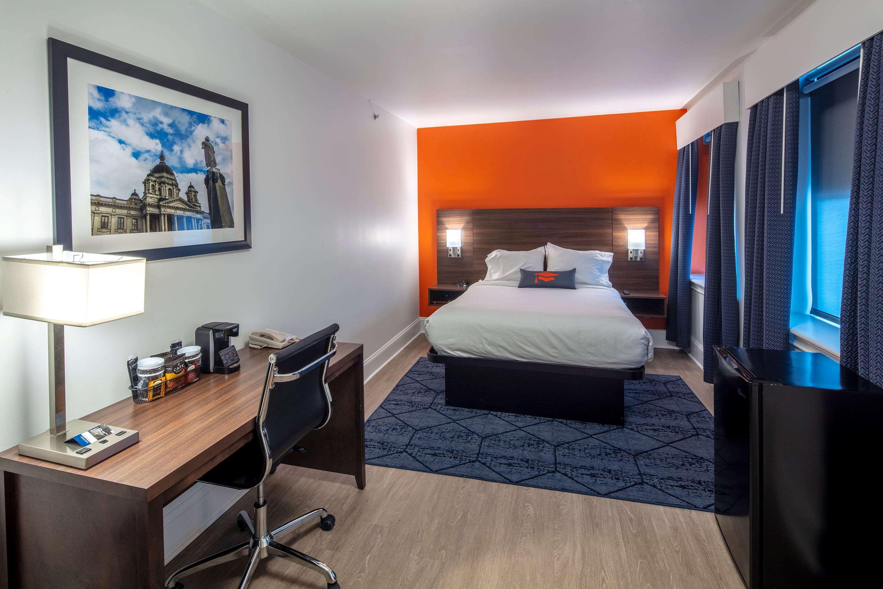 غرفة ديلوكس بسرير كوين، Collegian Hotel and Suites, Trademark Collection By Wyndham 2/2