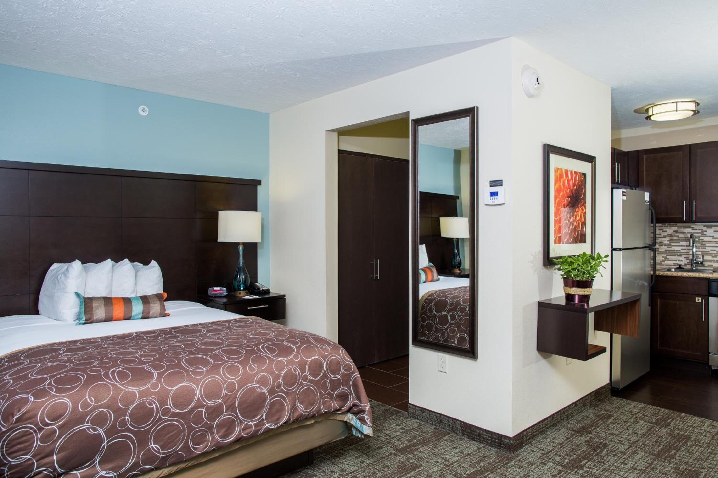 Studio, Suite, Queen Bed, Bathtub, Accessible
