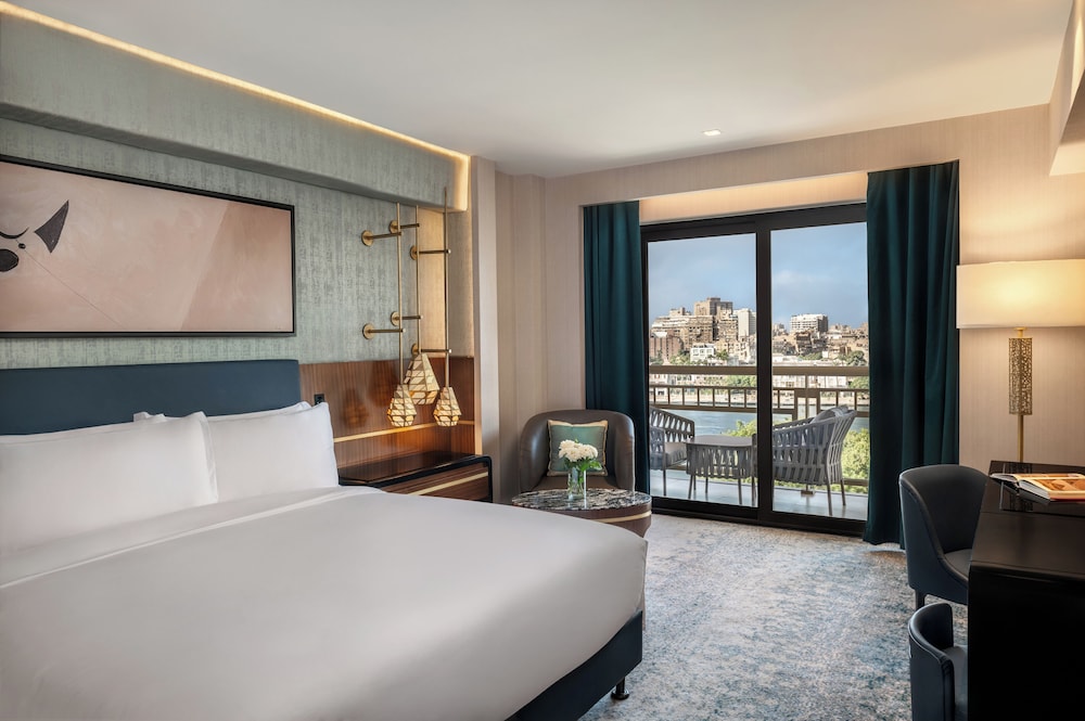 Opera, Suite, King Bed, River View