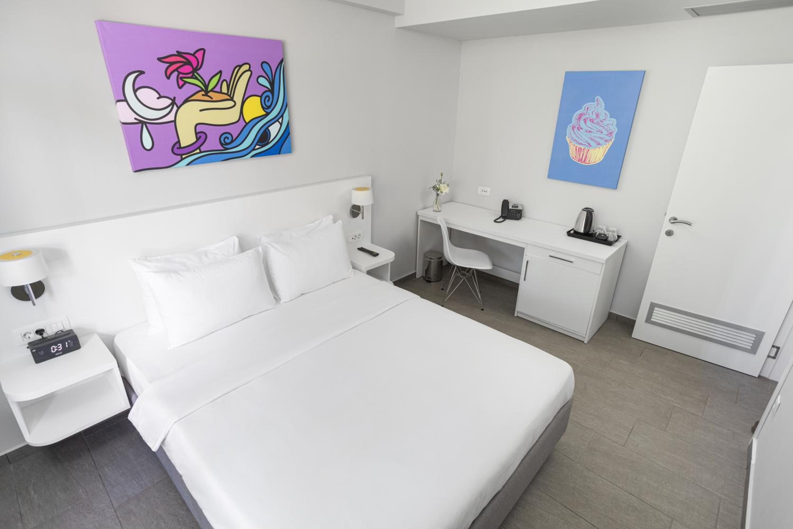 Room, 1 Queen and 1 Single Bed