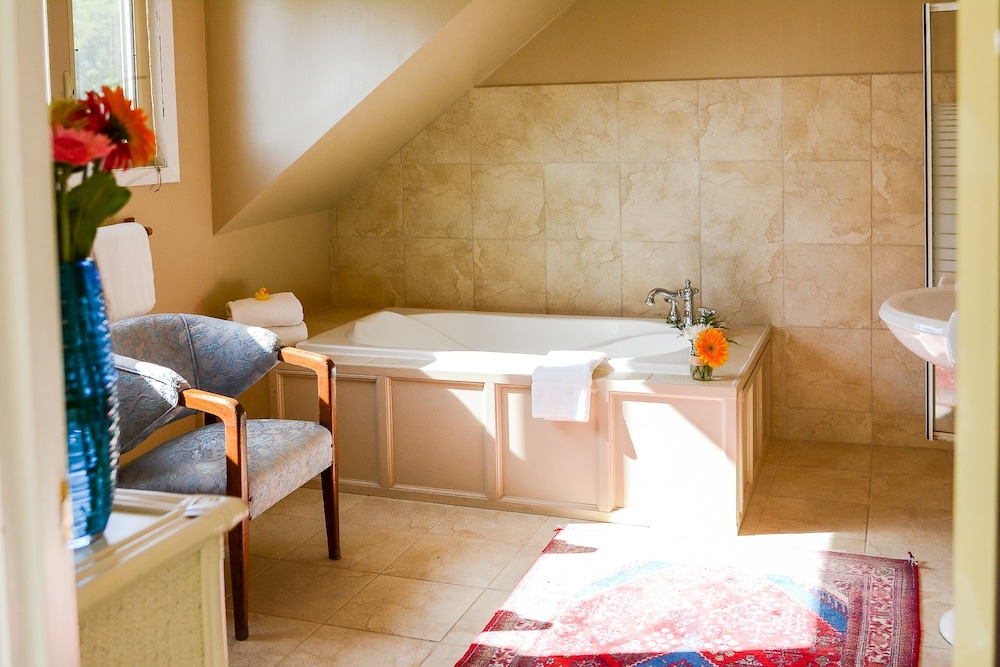 Dashwood Manor Seaside Bed & Breakfast 24/50