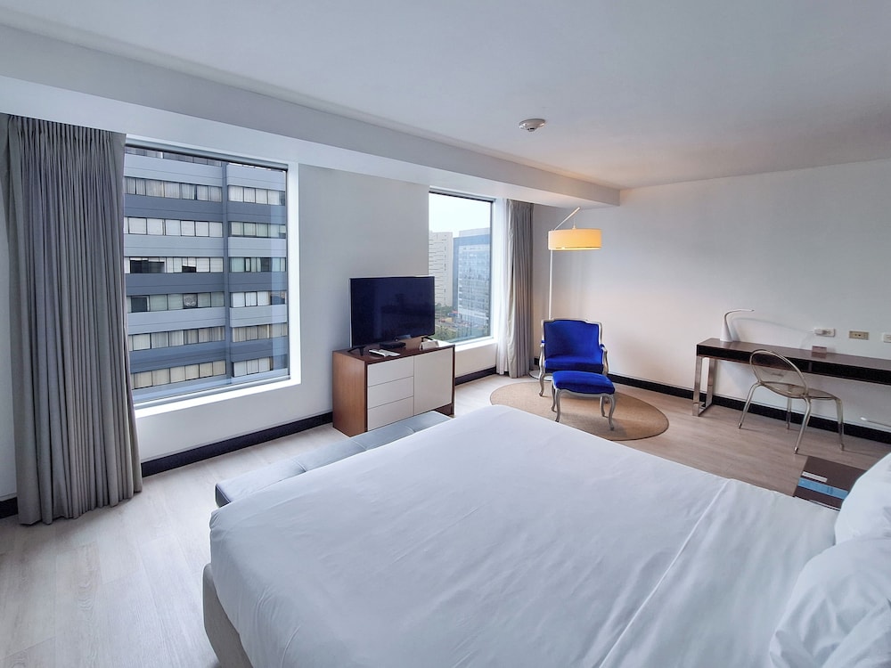 STUDIO, SUITE, KING BED
