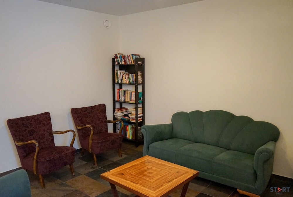 START HOSTEL 44/67