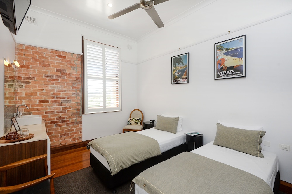 ROOM, TWIN BEDS, SHARED BATHROOM