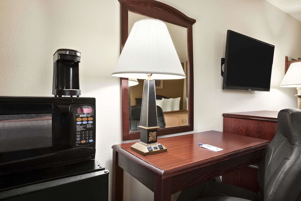 Travelodge by Wyndham La Porte/Michigan City Area 32/50