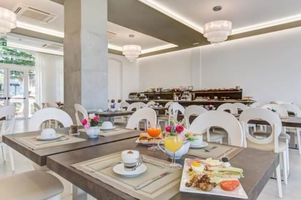 HOTEL AUGUSTEA 44/62
