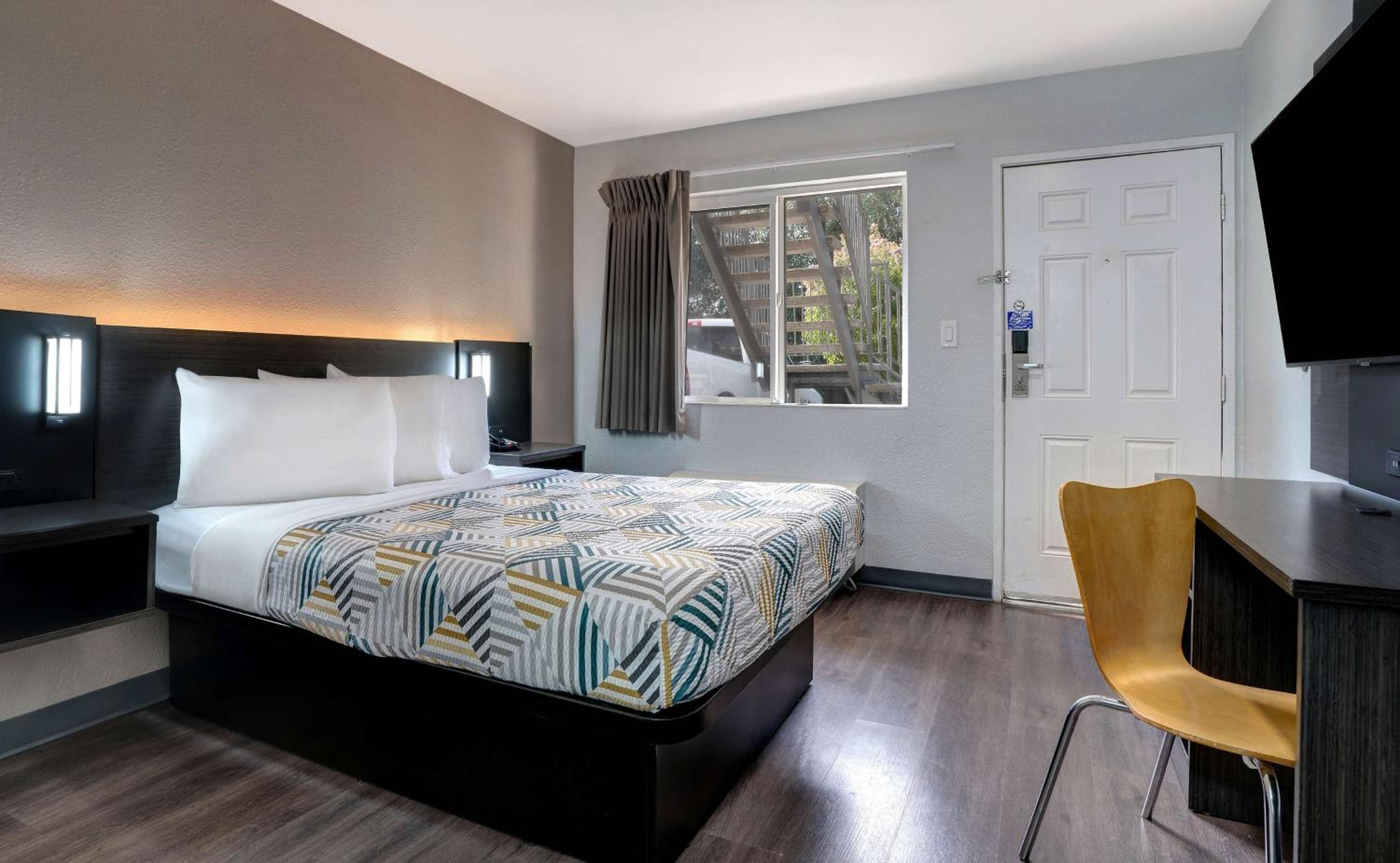 1 Queen Bed Mini Fridge