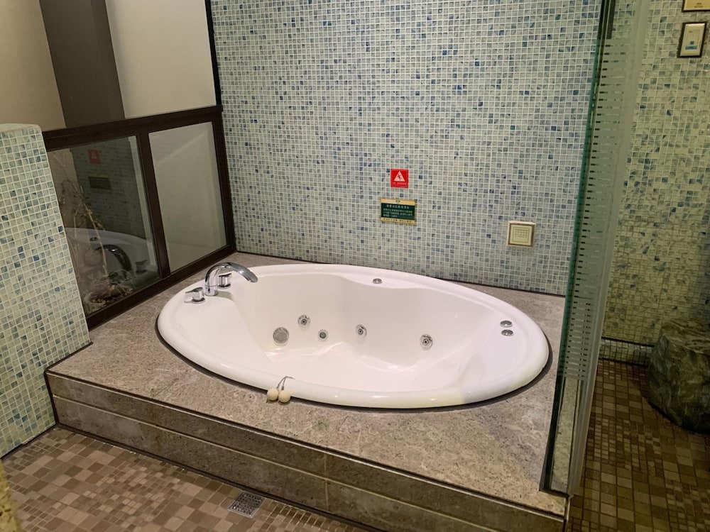 Leedon Motel 44/48