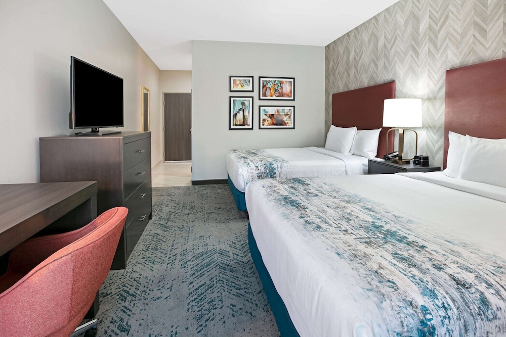 La Quinta Inn & Suites by Wyndham DFW West-Glade Parks 19/47