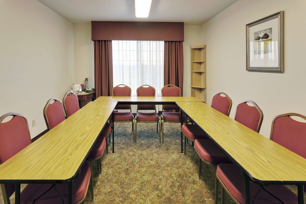Country Inn and Suites by Radisson Big Flats (Elmira) NY 36/38