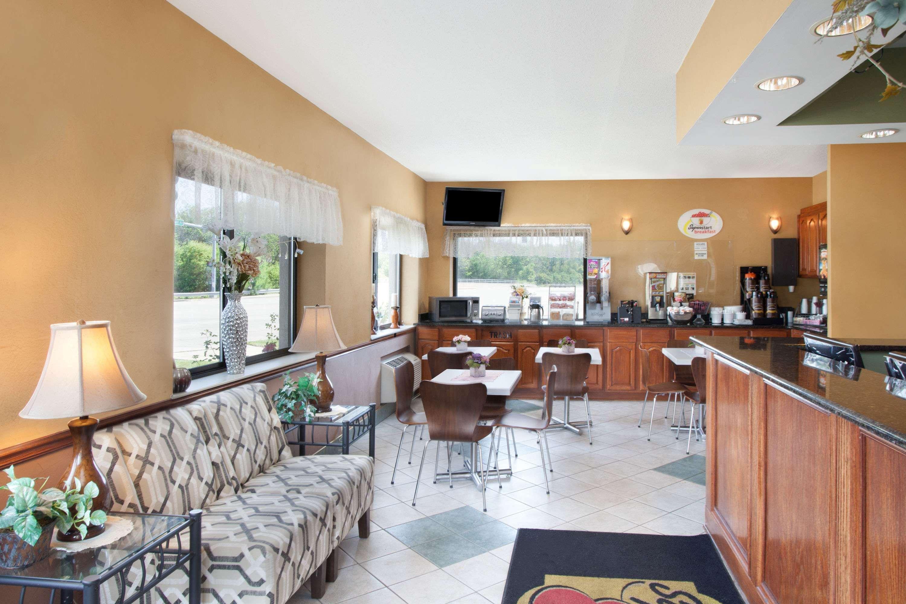 Super 8 by Wyndham Chicago/Rosemont/O'Hare/SE 17/25