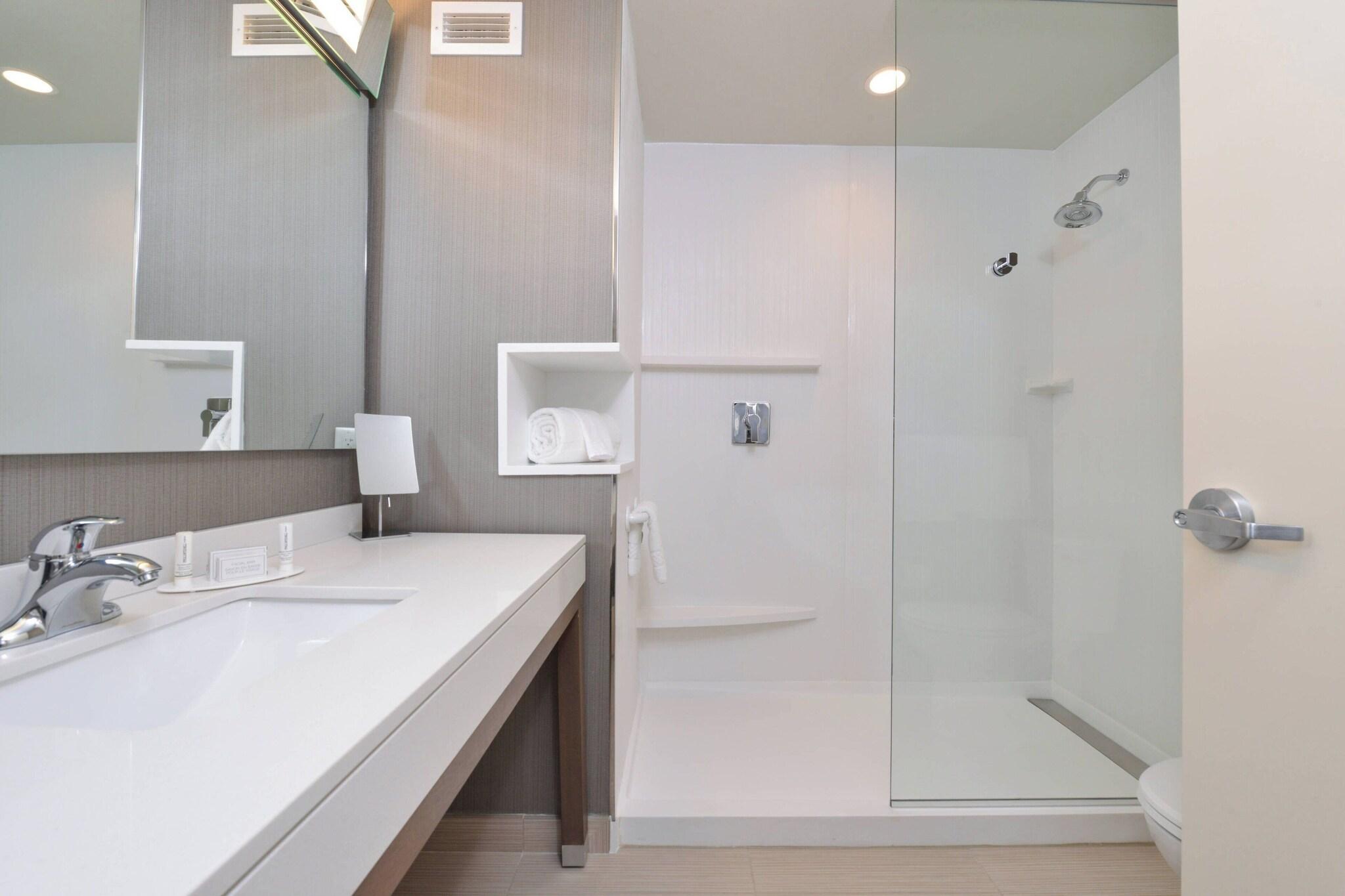 استوديو بسريرين كوين، COURTYARD ST. LOUIS ST. PETERS 7/7