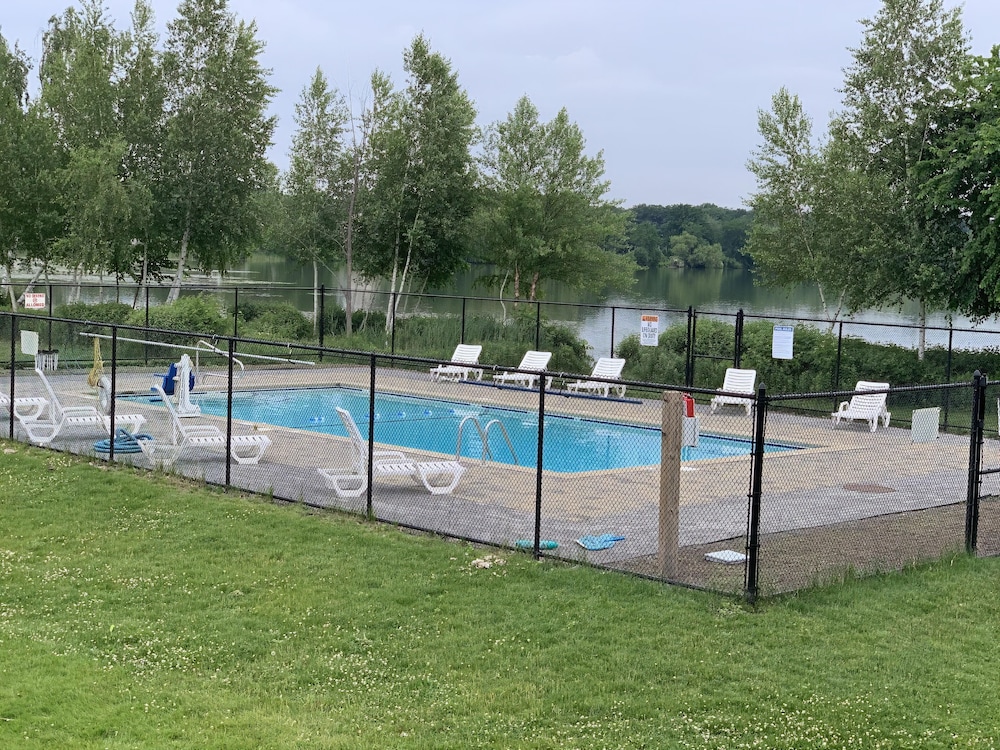 Lakeside Inn 39/73